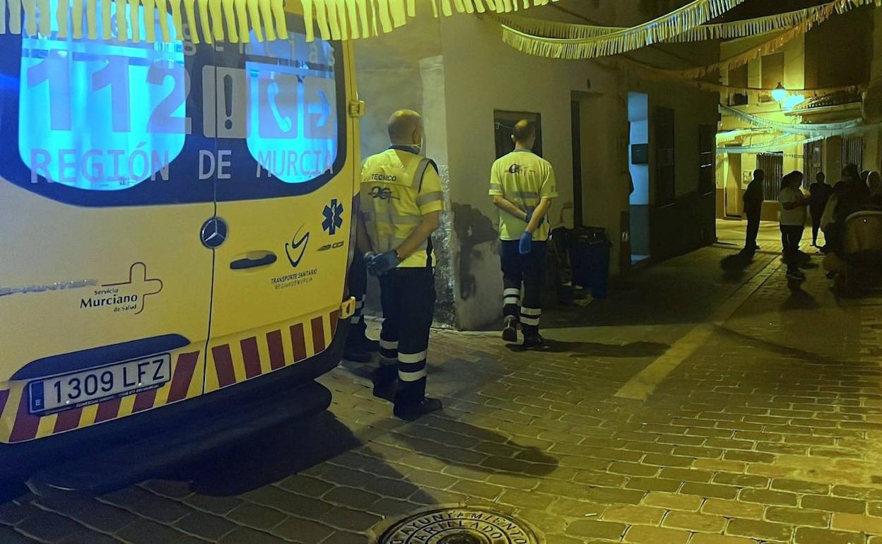 La ambulancia y sanitarios que acudieron a atender al menor fallecido.