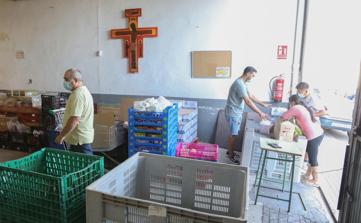 Reparto de alimentos en Cáritas, en una imagen de archivo. 