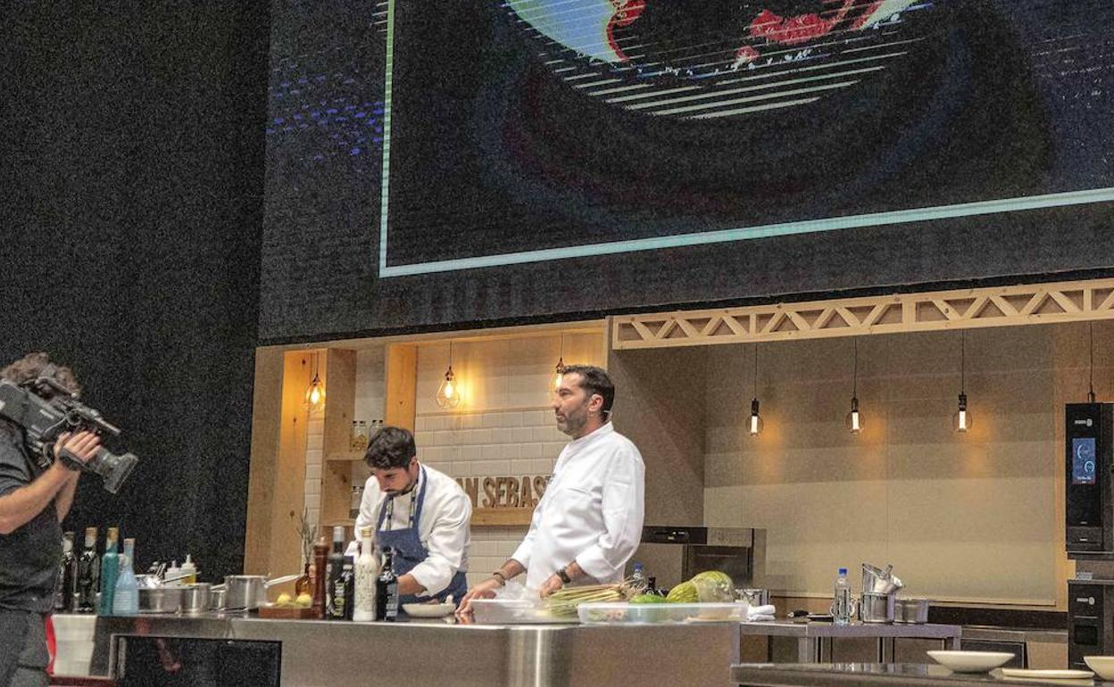 David López Carreño, chef de Local de Ensayo y AYA, durante su exposición en San Sebastián Gastronomika.