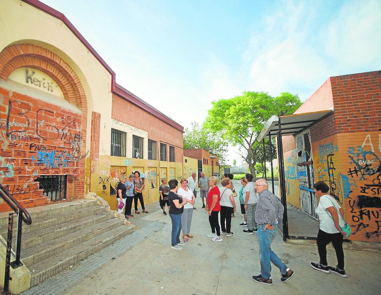 Vecinos de El Raal, ayer, en las Escuelas Viejas donde piden que se habilite una sala multiusos. 