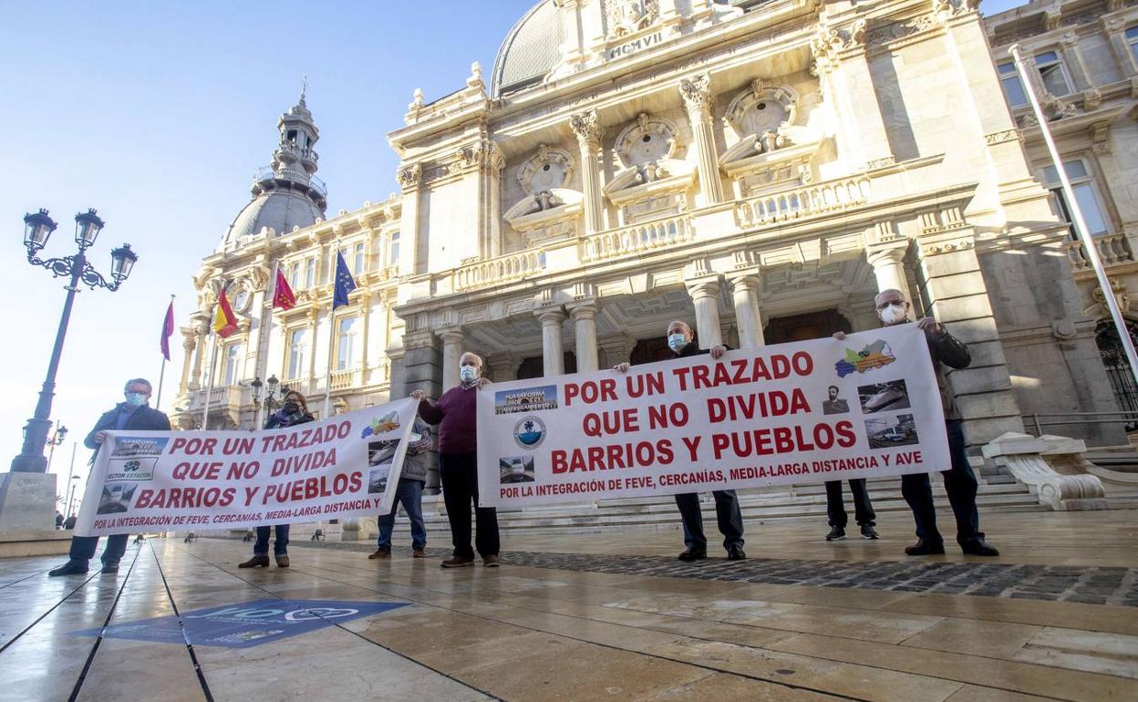 Vecinos protestan por el trazado del AVE en una imagen de archivo. 