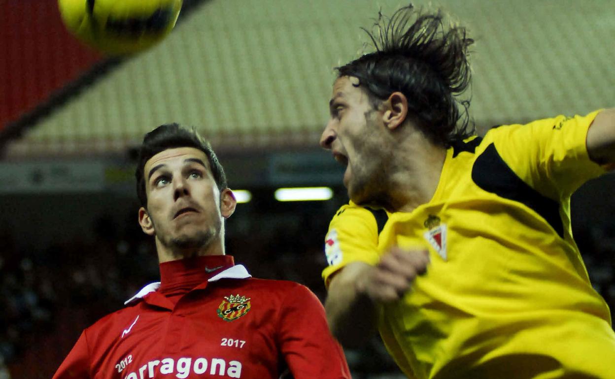 Óscar Sánchez despeja de cabeza en el Nástic-Real Murcia de la temporada 2011-12. 