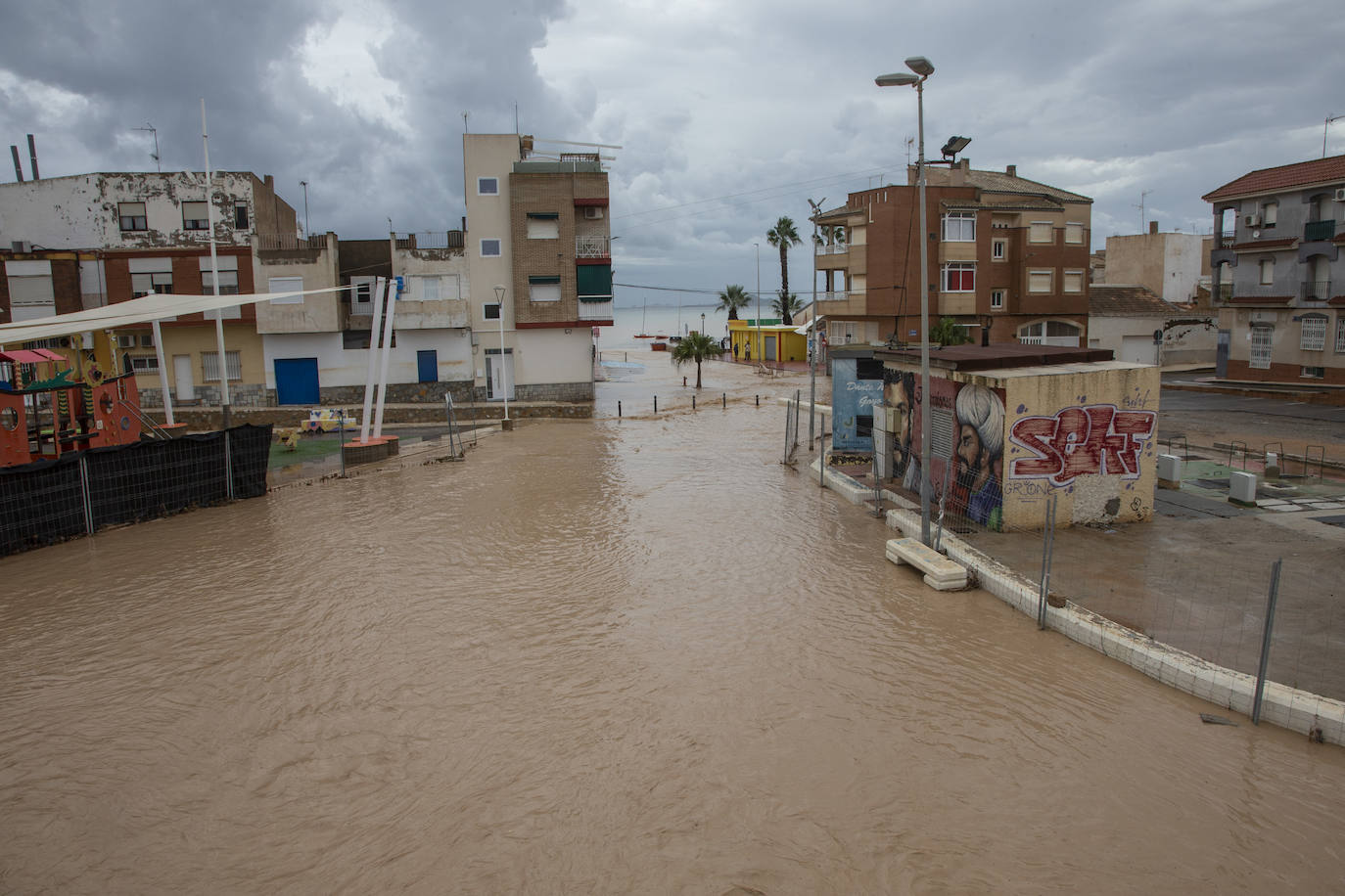 Fotos: La lluvia inunda calles y arrastra el agua hasta el Mar Menor en Los Alcázares
