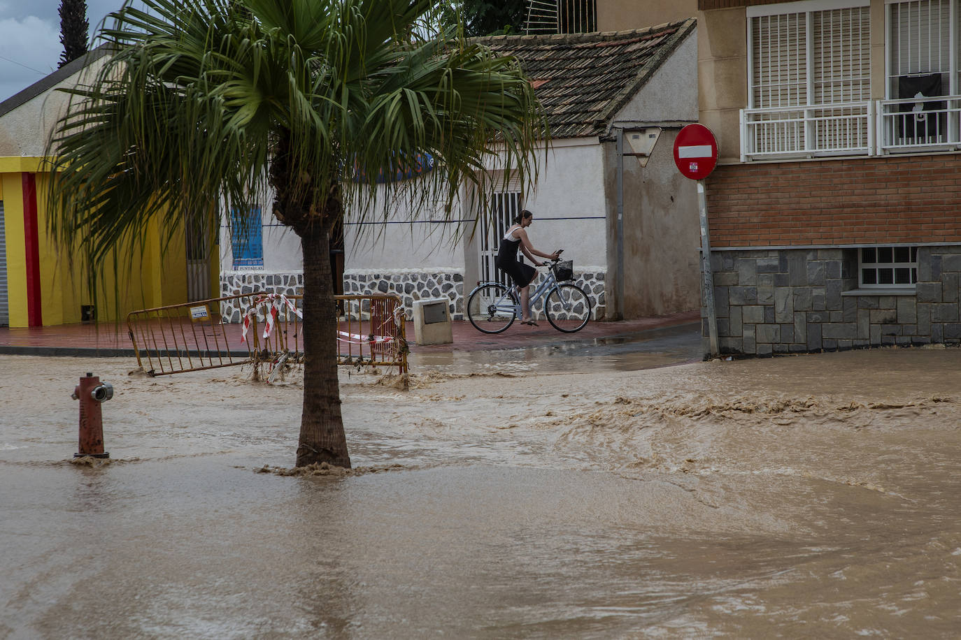 Fotos: La lluvia inunda calles y arrastra el agua hasta el Mar Menor en Los Alcázares