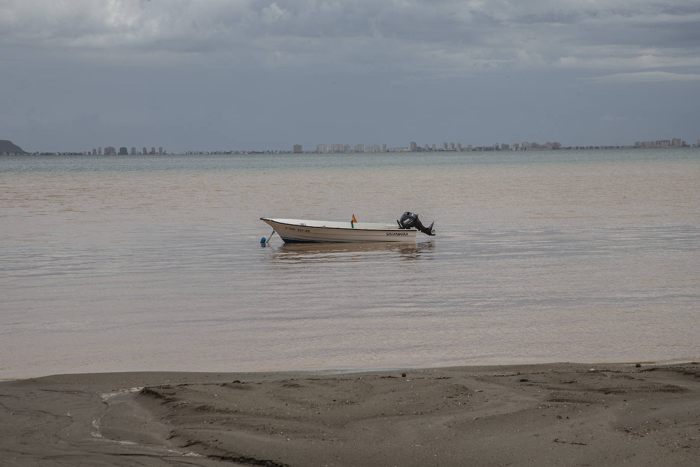 Fotos: La lluvia inunda calles y arrastra el agua hasta el Mar Menor en Los Alcázares
