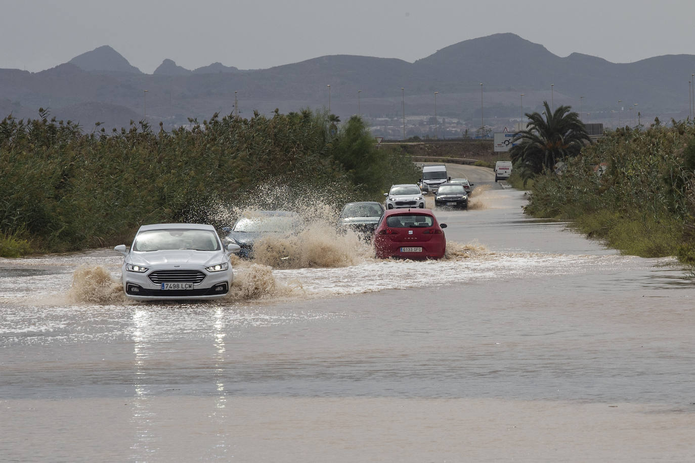 Fotos: La lluvia inunda calles y arrastra el agua hasta el Mar Menor en Los Alcázares