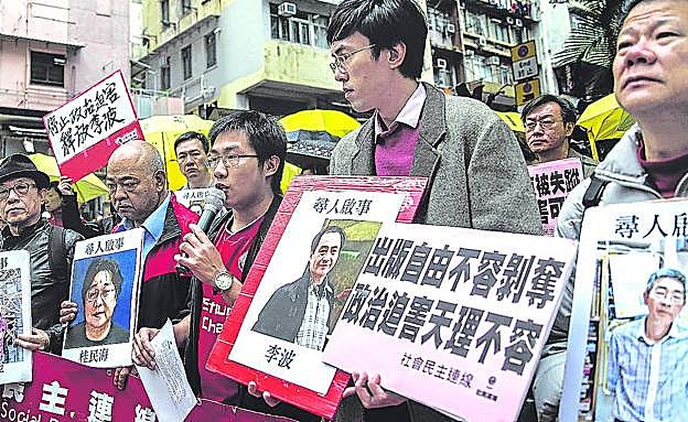 Manifestación en Hong Kong en contra de la desaparición de libreros críticos con el régimen chino. 