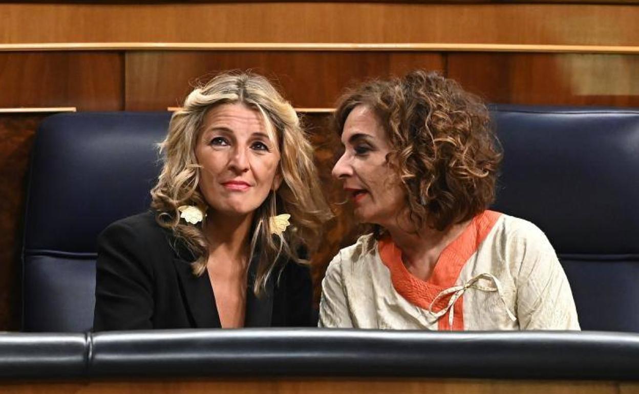 La vicepresidenta segunda, Yolanda Díaz, y la ministra de Hacienda, María Jesús Montero.