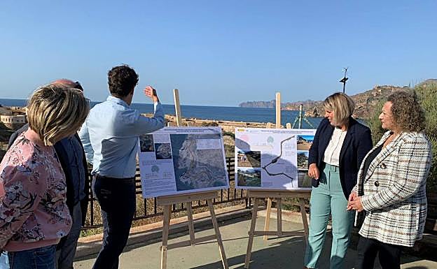 La autoridad portuaria convierte a Cala Cortina en un lugar mucho más accesible y la conectará con las antiguas baterías a través de un sendero peatonal y cicloturista