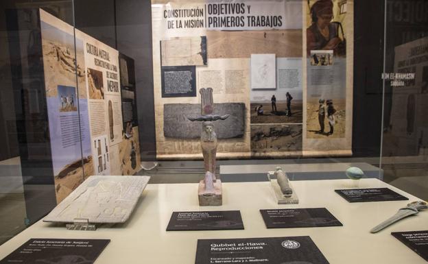 Algunos objetos encontrados en los primeros trabajos en Egipto.