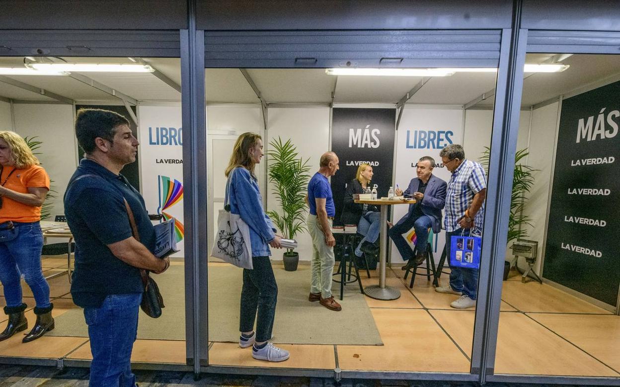 Noemí Trujillo y Lorenzo Silva ayer, durante la firma de ejemplares de 'La forja de un rebelde' en la caseta de LA VERDAD. 