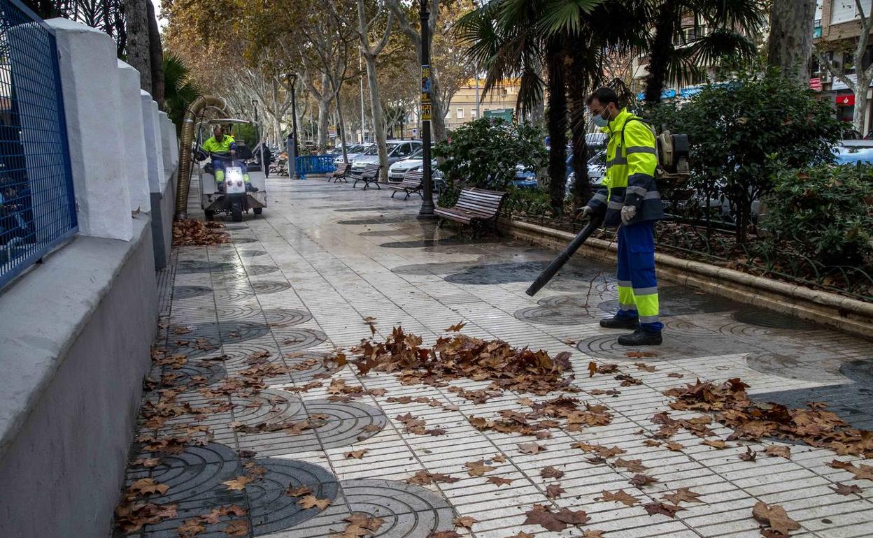 Operarios limpian en una calle de Cartagena en una imagen de archivo. 