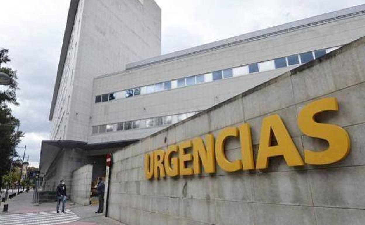 Puerta de Urgencias del hospital Reina Sofía, en Murcia, en una imagen de archivo. 
