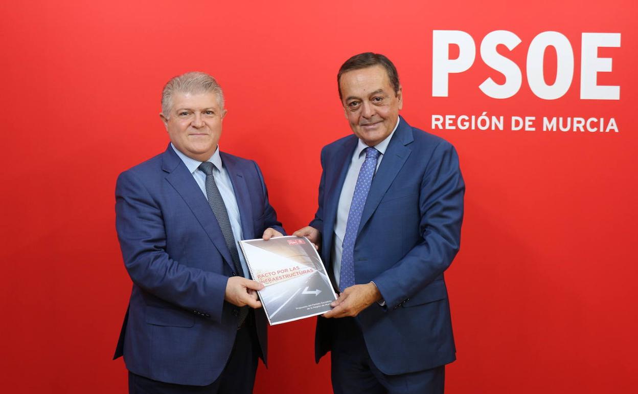 El secretario general del PSOE en la Región, José Vélez, y José María Albarracín, presidente de Croem, este viernes.