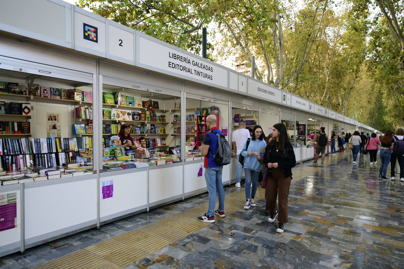 Fotos: Noemí Trujillo y Lorenzo Silva en la caseta de LA VERDAD de la Feria del Libro