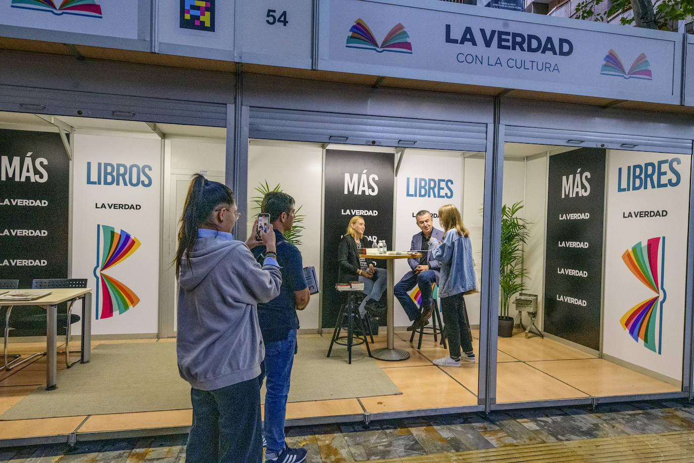 Fotos: Noemí Trujillo y Lorenzo Silva en la caseta de LA VERDAD de la Feria del Libro