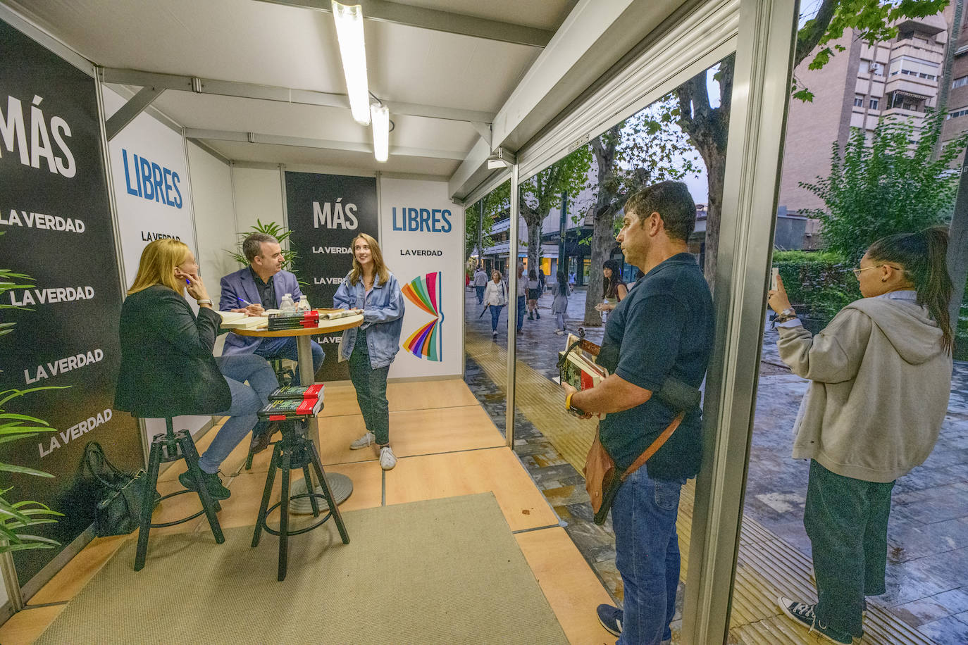 Fotos: Noemí Trujillo y Lorenzo Silva en la caseta de LA VERDAD de la Feria del Libro