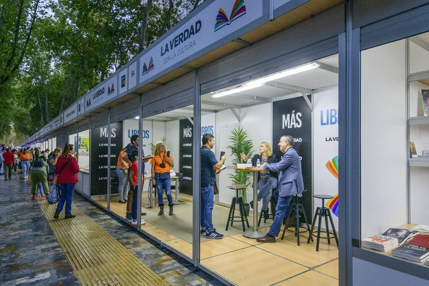 Fotos: Noemí Trujillo y Lorenzo Silva en la caseta de LA VERDAD de la Feria del Libro