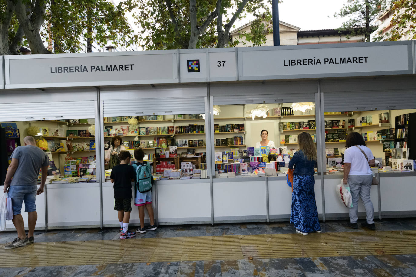 Fotos: Noemí Trujillo y Lorenzo Silva en la caseta de LA VERDAD de la Feria del Libro