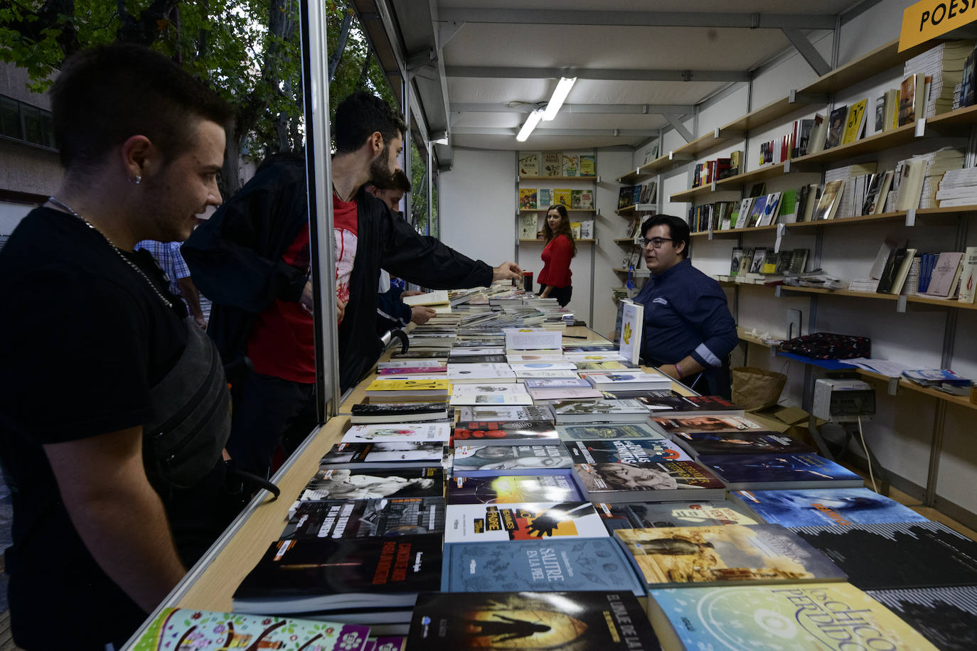 Fotos: Noemí Trujillo y Lorenzo Silva en la caseta de LA VERDAD de la Feria del Libro