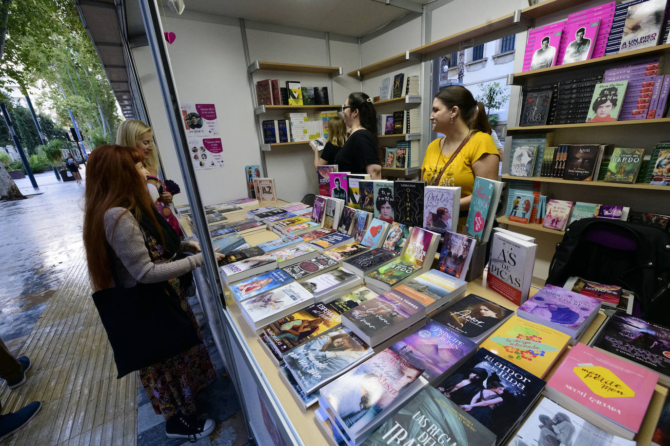 Fotos: Noemí Trujillo y Lorenzo Silva en la caseta de LA VERDAD de la Feria del Libro