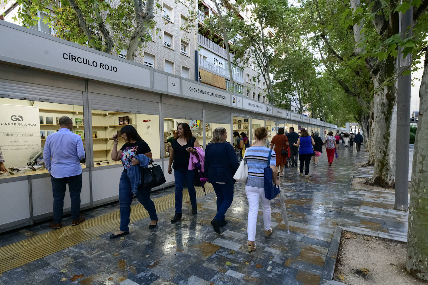 Fotos: Noemí Trujillo y Lorenzo Silva en la caseta de LA VERDAD de la Feria del Libro