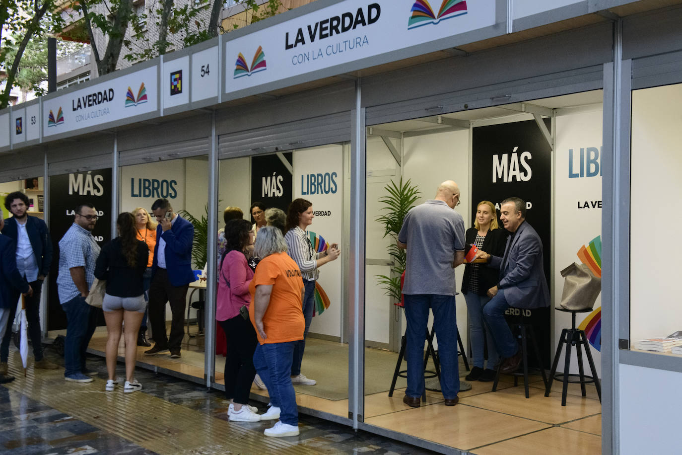 Fotos: Noemí Trujillo y Lorenzo Silva en la caseta de LA VERDAD de la Feria del Libro