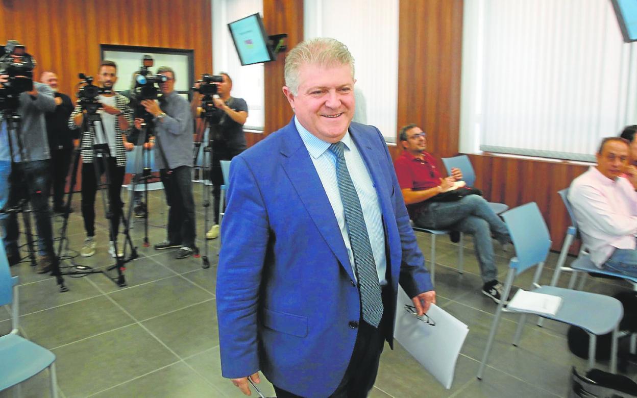 El delegado del Gobierno, José Vélez, ayer, a su entrada a la comparecencia ante los medios. 