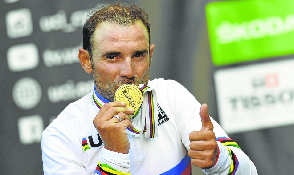 Alejandro Valverde, besando la medalla de oro en Innsbruck (Austria), donde se proclamó campeón mundial en ruta en 2018. Con el jersey de líder del Tour de Francia en Plumelec, en 2008. Superando al francés Alaphilippe en Lieja, en 2015. 