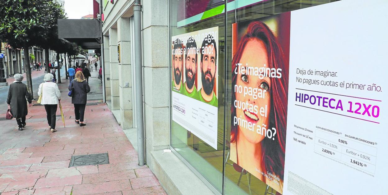 Escaparate de una entidad bancaria con ofertas de créditos hipotecarios.