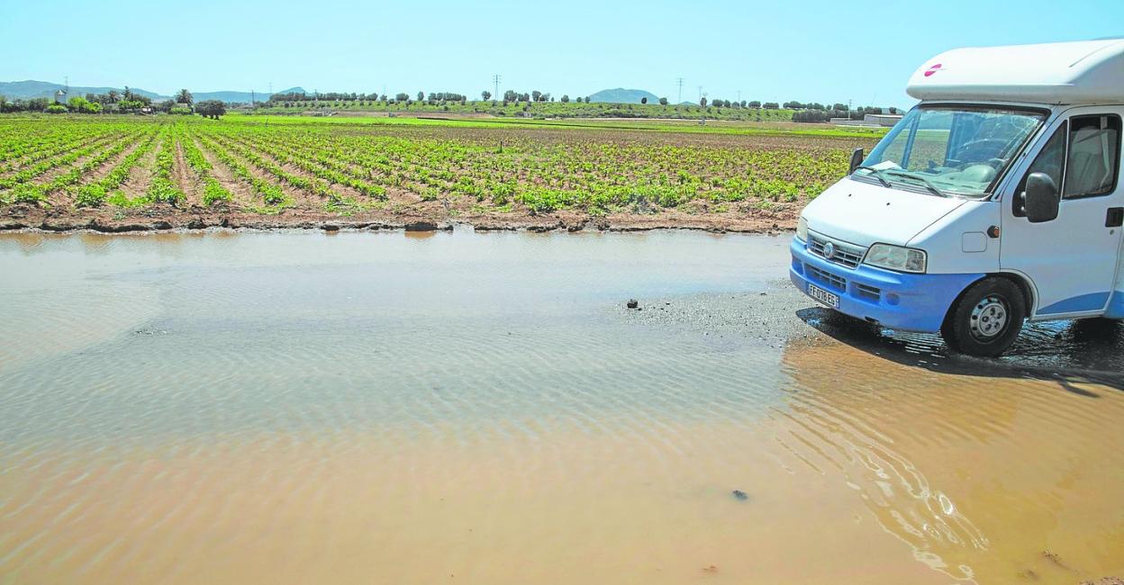 Carretera inundada cerca de Los Camachos, en mayo, tras el desbordamiento de las lagunas de la depuradora de Cabezo Beaza. 