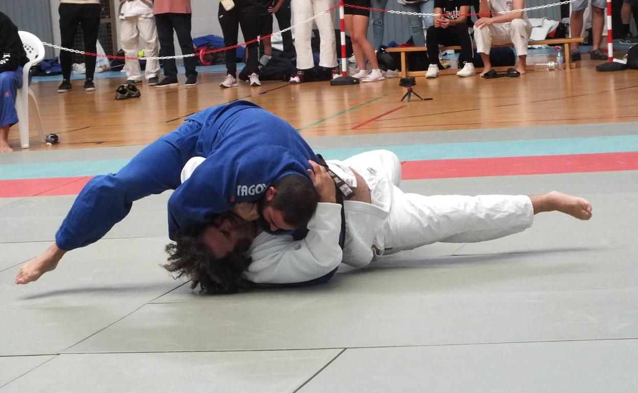 Unos de los combates del campeonato regional senior de judo.