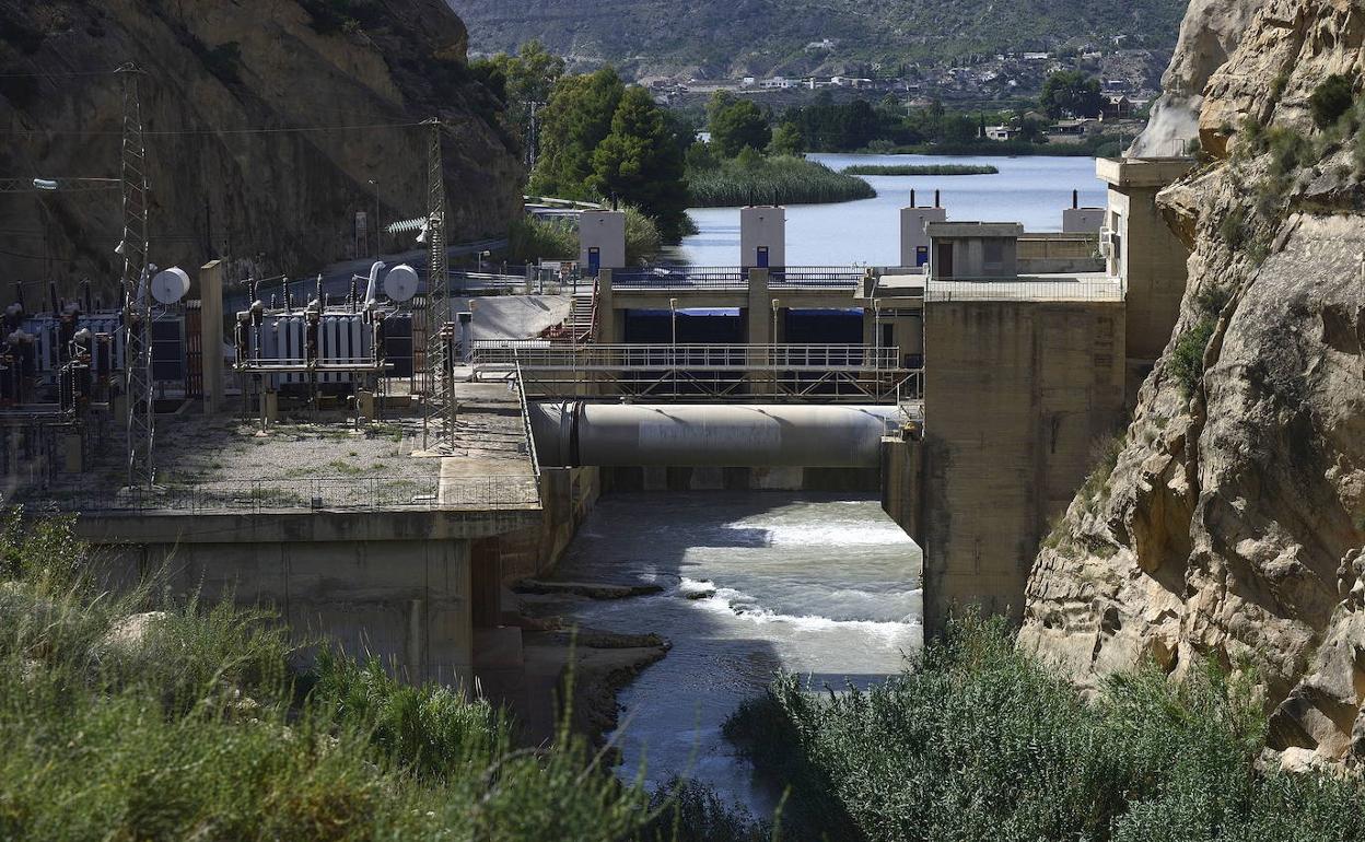El Azud de Ojós, donde parten los canales del Postrasvase hacia Lorca y Almería y en dirección al Campo de Cartagena y la Vega Baja. 