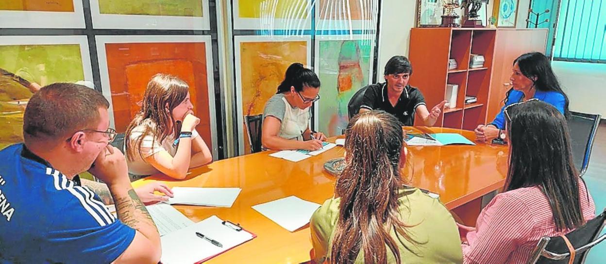 Representantes de los clubes del Real Murcia, FC Cartagena y Águilas, con los miembros de la Federación Regional. 