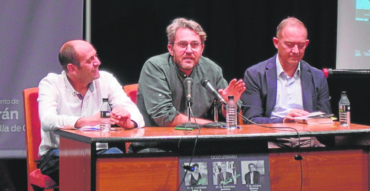 El alcalde de Abarán, Jesús Gómez, el escritor Máximo Huerta y el concejal de Cultura, Felipe García, durante el evento. 