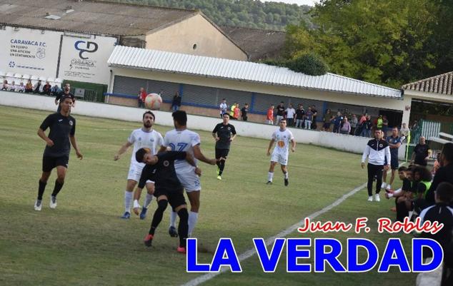 Magnífica segunda parte del equipo caravaqueño que logró su primera victoria en casa de la temporada. Dos golazos de Jaime, de cabeza; y de Juanjo, desde fuera del área, sirvieron para devolver la moral a los jugadores y a los aficionados locales. Pudieron llegar más goles, ya que el equipo local dispuso de varias ocasiones, dos de ellas clarísimas que ambos remates no entraron en la portería de Emilio. En el descuento, Antonio impuso su ley en el área local y marcó un gol con el que acortaba distancias en el marcador que ya no se movería hasta el final del partido.