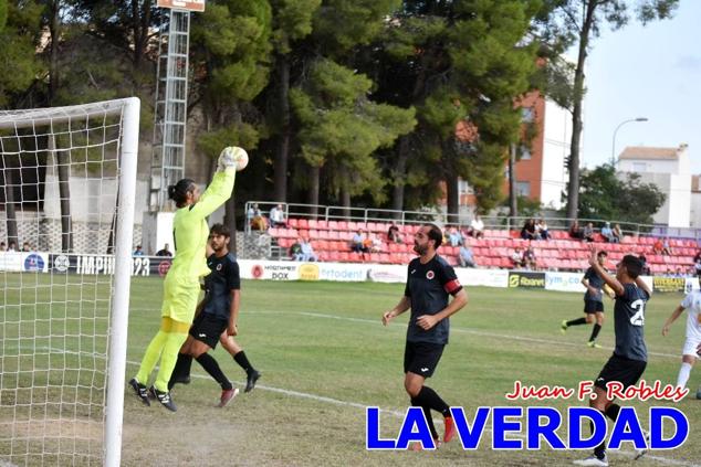 Magnífica segunda parte del equipo caravaqueño que logró su primera victoria en casa de la temporada. Dos golazos de Jaime, de cabeza; y de Juanjo, desde fuera del área, sirvieron para devolver la moral a los jugadores y a los aficionados locales. Pudieron llegar más goles, ya que el equipo local dispuso de varias ocasiones, dos de ellas clarísimas que ambos remates no entraron en la portería de Emilio. En el descuento, Antonio impuso su ley en el área local y marcó un gol con el que acortaba distancias en el marcador que ya no se movería hasta el final del partido.