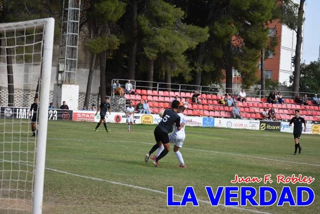 Magnífica segunda parte del equipo caravaqueño que logró su primera victoria en casa de la temporada. Dos golazos de Jaime, de cabeza; y de Juanjo, desde fuera del área, sirvieron para devolver la moral a los jugadores y a los aficionados locales. Pudieron llegar más goles, ya que el equipo local dispuso de varias ocasiones, dos de ellas clarísimas que ambos remates no entraron en la portería de Emilio. En el descuento, Antonio impuso su ley en el área local y marcó un gol con el que acortaba distancias en el marcador que ya no se movería hasta el final del partido.