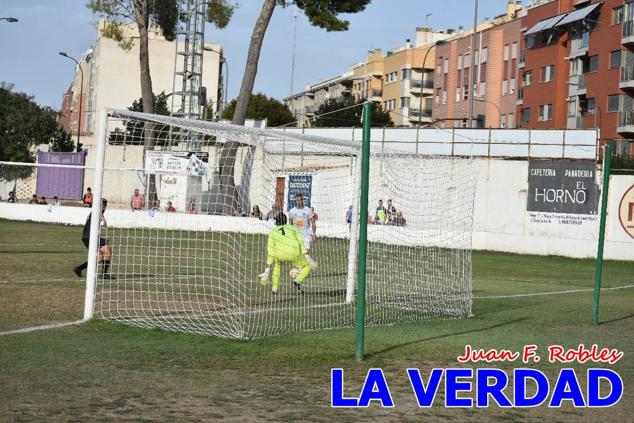 Magnífica segunda parte del equipo caravaqueño que logró su primera victoria en casa de la temporada. Dos golazos de Jaime, de cabeza; y de Juanjo, desde fuera del área, sirvieron para devolver la moral a los jugadores y a los aficionados locales. Pudieron llegar más goles, ya que el equipo local dispuso de varias ocasiones, dos de ellas clarísimas que ambos remates no entraron en la portería de Emilio. En el descuento, Antonio impuso su ley en el área local y marcó un gol con el que acortaba distancias en el marcador que ya no se movería hasta el final del partido.