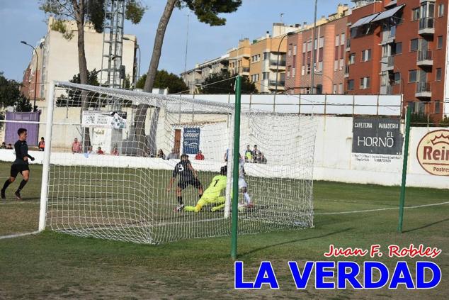 Magnífica segunda parte del equipo caravaqueño que logró su primera victoria en casa de la temporada. Dos golazos de Jaime, de cabeza; y de Juanjo, desde fuera del área, sirvieron para devolver la moral a los jugadores y a los aficionados locales. Pudieron llegar más goles, ya que el equipo local dispuso de varias ocasiones, dos de ellas clarísimas que ambos remates no entraron en la portería de Emilio. En el descuento, Antonio impuso su ley en el área local y marcó un gol con el que acortaba distancias en el marcador que ya no se movería hasta el final del partido.