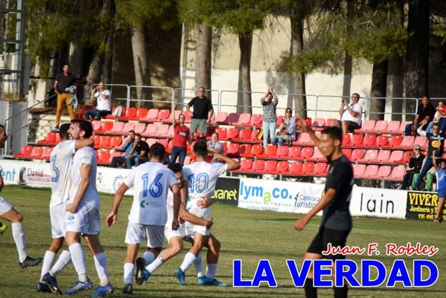 Magnífica segunda parte del equipo caravaqueño que logró su primera victoria en casa de la temporada. Dos golazos de Jaime, de cabeza; y de Juanjo, desde fuera del área, sirvieron para devolver la moral a los jugadores y a los aficionados locales. Pudieron llegar más goles, ya que el equipo local dispuso de varias ocasiones, dos de ellas clarísimas que ambos remates no entraron en la portería de Emilio. En el descuento, Antonio impuso su ley en el área local y marcó un gol con el que acortaba distancias en el marcador que ya no se movería hasta el final del partido.