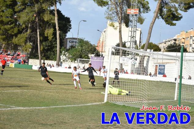 Magnífica segunda parte del equipo caravaqueño que logró su primera victoria en casa de la temporada. Dos golazos de Jaime, de cabeza; y de Juanjo, desde fuera del área, sirvieron para devolver la moral a los jugadores y a los aficionados locales. Pudieron llegar más goles, ya que el equipo local dispuso de varias ocasiones, dos de ellas clarísimas que ambos remates no entraron en la portería de Emilio. En el descuento, Antonio impuso su ley en el área local y marcó un gol con el que acortaba distancias en el marcador que ya no se movería hasta el final del partido.