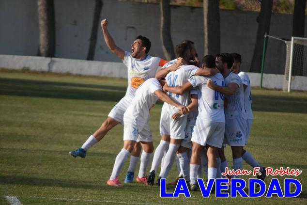 Magnífica segunda parte del equipo caravaqueño que logró su primera victoria en casa de la temporada. Dos golazos de Jaime, de cabeza; y de Juanjo, desde fuera del área, sirvieron para devolver la moral a los jugadores y a los aficionados locales. Pudieron llegar más goles, ya que el equipo local dispuso de varias ocasiones, dos de ellas clarísimas que ambos remates no entraron en la portería de Emilio. En el descuento, Antonio impuso su ley en el área local y marcó un gol con el que acortaba distancias en el marcador que ya no se movería hasta el final del partido.
