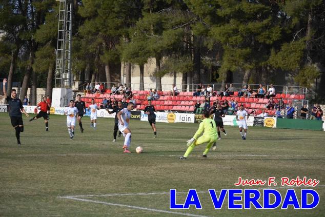 Magnífica segunda parte del equipo caravaqueño que logró su primera victoria en casa de la temporada. Dos golazos de Jaime, de cabeza; y de Juanjo, desde fuera del área, sirvieron para devolver la moral a los jugadores y a los aficionados locales. Pudieron llegar más goles, ya que el equipo local dispuso de varias ocasiones, dos de ellas clarísimas que ambos remates no entraron en la portería de Emilio. En el descuento, Antonio impuso su ley en el área local y marcó un gol con el que acortaba distancias en el marcador que ya no se movería hasta el final del partido.