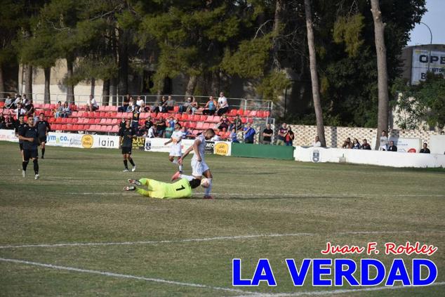 Magnífica segunda parte del equipo caravaqueño que logró su primera victoria en casa de la temporada. Dos golazos de Jaime, de cabeza; y de Juanjo, desde fuera del área, sirvieron para devolver la moral a los jugadores y a los aficionados locales. Pudieron llegar más goles, ya que el equipo local dispuso de varias ocasiones, dos de ellas clarísimas que ambos remates no entraron en la portería de Emilio. En el descuento, Antonio impuso su ley en el área local y marcó un gol con el que acortaba distancias en el marcador que ya no se movería hasta el final del partido.