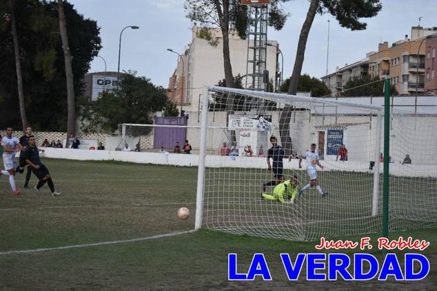 Magnífica segunda parte del equipo caravaqueño que logró su primera victoria en casa de la temporada. Dos golazos de Jaime, de cabeza; y de Juanjo, desde fuera del área, sirvieron para devolver la moral a los jugadores y a los aficionados locales. Pudieron llegar más goles, ya que el equipo local dispuso de varias ocasiones, dos de ellas clarísimas que ambos remates no entraron en la portería de Emilio. En el descuento, Antonio impuso su ley en el área local y marcó un gol con el que acortaba distancias en el marcador que ya no se movería hasta el final del partido.