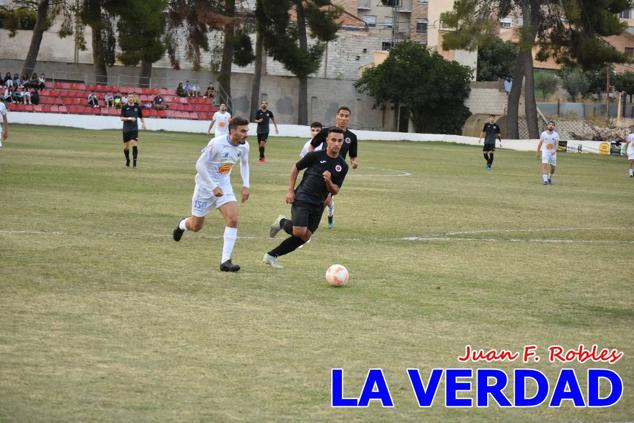 Magnífica segunda parte del equipo caravaqueño que logró su primera victoria en casa de la temporada. Dos golazos de Jaime, de cabeza; y de Juanjo, desde fuera del área, sirvieron para devolver la moral a los jugadores y a los aficionados locales. Pudieron llegar más goles, ya que el equipo local dispuso de varias ocasiones, dos de ellas clarísimas que ambos remates no entraron en la portería de Emilio. En el descuento, Antonio impuso su ley en el área local y marcó un gol con el que acortaba distancias en el marcador que ya no se movería hasta el final del partido.