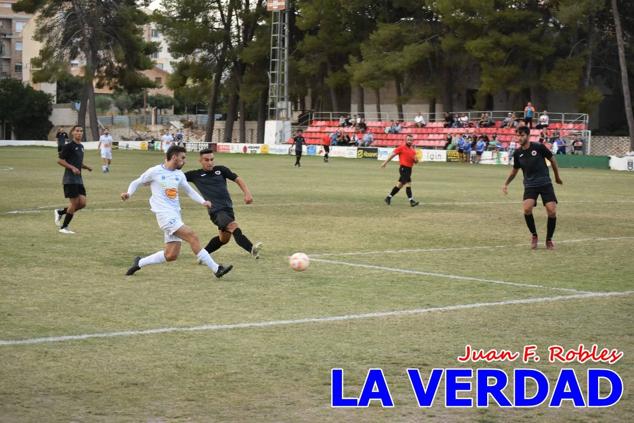 Magnífica segunda parte del equipo caravaqueño que logró su primera victoria en casa de la temporada. Dos golazos de Jaime, de cabeza; y de Juanjo, desde fuera del área, sirvieron para devolver la moral a los jugadores y a los aficionados locales. Pudieron llegar más goles, ya que el equipo local dispuso de varias ocasiones, dos de ellas clarísimas que ambos remates no entraron en la portería de Emilio. En el descuento, Antonio impuso su ley en el área local y marcó un gol con el que acortaba distancias en el marcador que ya no se movería hasta el final del partido.