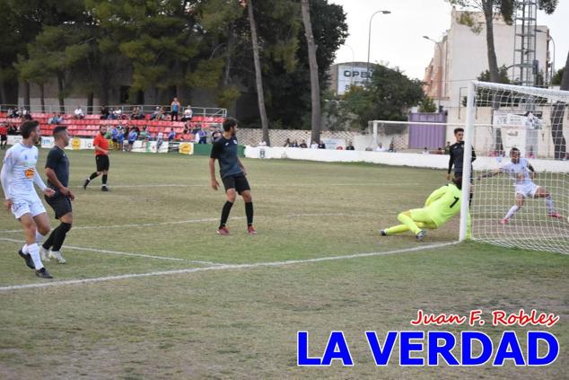 Magnífica segunda parte del equipo caravaqueño que logró su primera victoria en casa de la temporada. Dos golazos de Jaime, de cabeza; y de Juanjo, desde fuera del área, sirvieron para devolver la moral a los jugadores y a los aficionados locales. Pudieron llegar más goles, ya que el equipo local dispuso de varias ocasiones, dos de ellas clarísimas que ambos remates no entraron en la portería de Emilio. En el descuento, Antonio impuso su ley en el área local y marcó un gol con el que acortaba distancias en el marcador que ya no se movería hasta el final del partido.