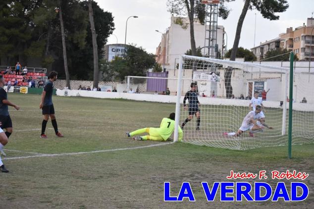 Magnífica segunda parte del equipo caravaqueño que logró su primera victoria en casa de la temporada. Dos golazos de Jaime, de cabeza; y de Juanjo, desde fuera del área, sirvieron para devolver la moral a los jugadores y a los aficionados locales. Pudieron llegar más goles, ya que el equipo local dispuso de varias ocasiones, dos de ellas clarísimas que ambos remates no entraron en la portería de Emilio. En el descuento, Antonio impuso su ley en el área local y marcó un gol con el que acortaba distancias en el marcador que ya no se movería hasta el final del partido.